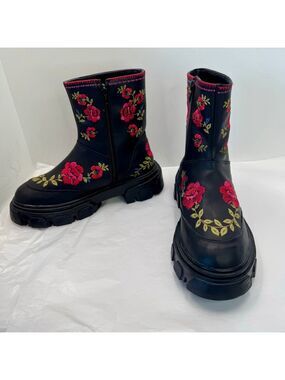NWOB New Farm Rio Moto Boots Women's 8 Black Vegan Rose Stitched Ankle